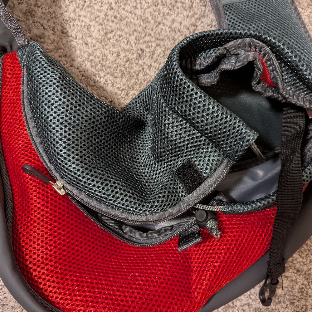 Nice pet carrier for small dog or cat.